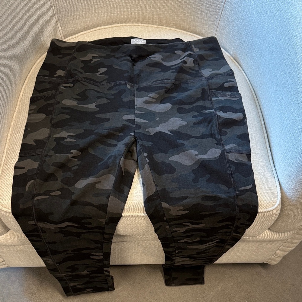 Chicos Zenergy Women’s Black Camouflage Pants